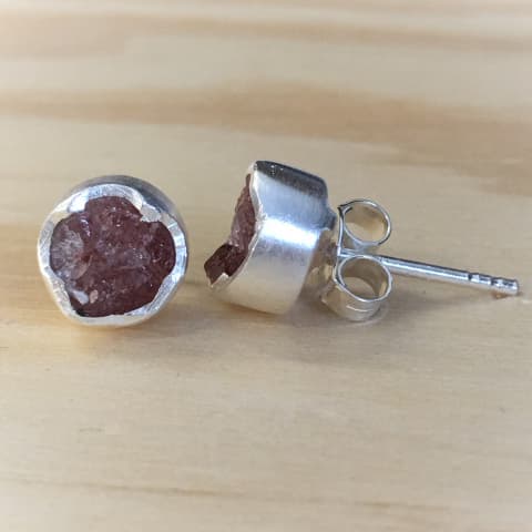 oh429-erdbeerquarz-roh-silber-matt-8-mm