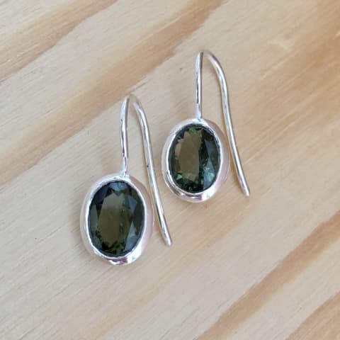 oh642-silber-facettierter-moldavit-9×7-mm