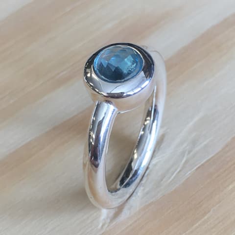r130-facettierter-blauer-topas-9-mm.jpg