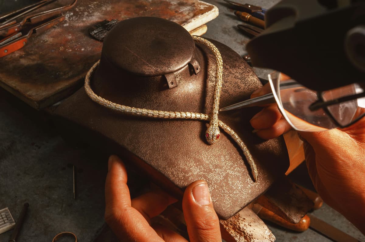 Handgefertigter Schmuck: Warum Zeit das wichtigste Material ist