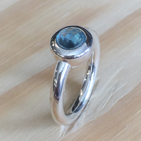 r130-facettierter-blauer-topas-9-mm.jpg