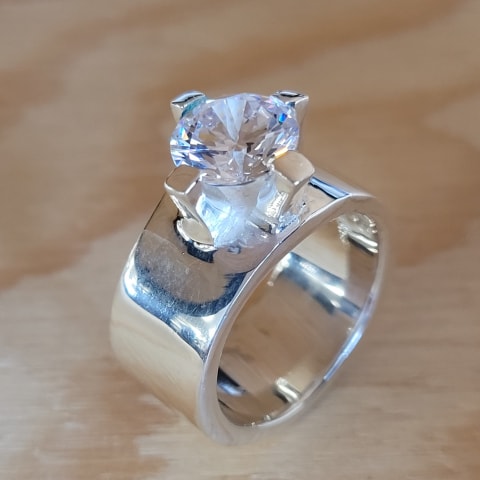 r82-mit-zirkonia.jpg