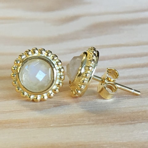 oh104-facettierter-regenbogen-mondstein-silber-vergoldet-10-mm