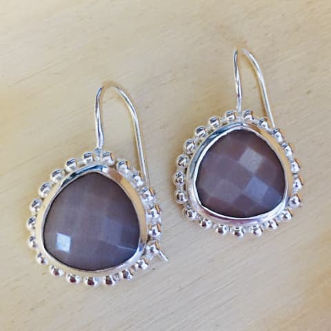 oh134-facettierter-chocolate-mondstein-15×15-mm