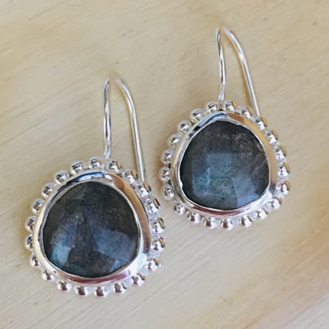 oh134-facettierter-labradorit-15×15-mm