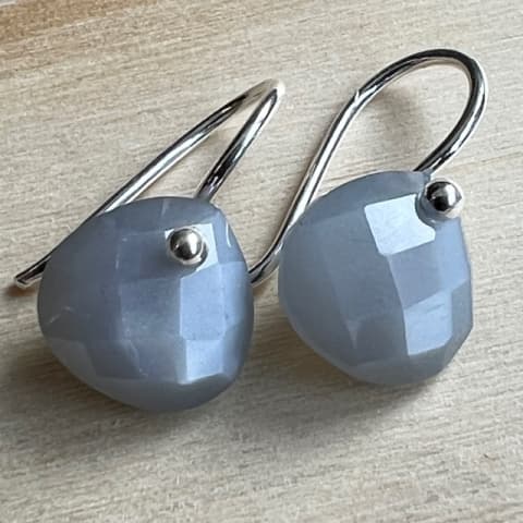 oh163-facettierter-grauer-mondstein-10×10-mm
