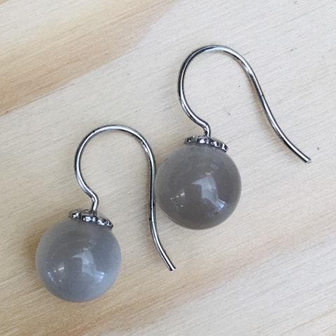 oh29-grauer-mondstein-silber-rhodiniert-10-mm