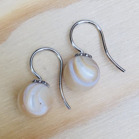 oh29-perlmutt-beige-silber-rhodiniert-10-mm