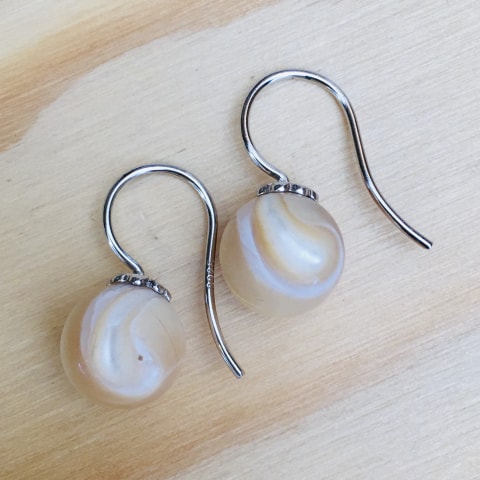 oh29-perlmutt-beige-silber-rhodiniert-10-mm