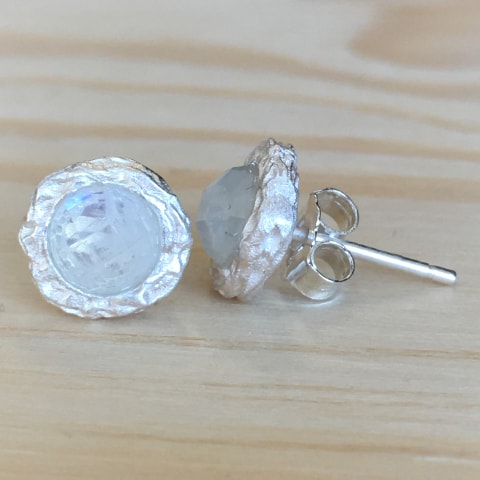 oh312-facettierter-regenbogen-mondstein-silber-matt-9-mm
