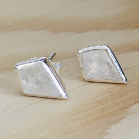 oh685-facettierter-regenbogen-mondstein-11×7-mm