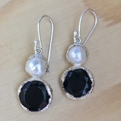 oh73-silber-facettierter-onyx-mit-suesswasserperle-21×13-mm