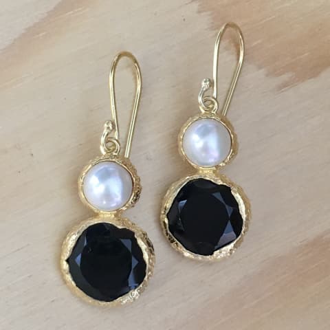 oh73-silber-vergoldet-facettierter-onyx-mit-suesswasserperle-21×13-mm