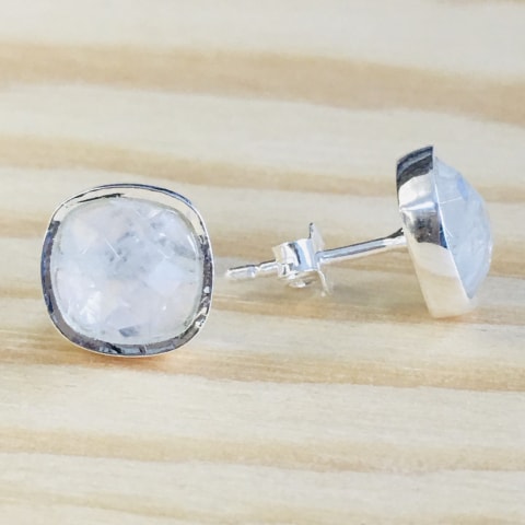 oh747-facettierter-regebogen-mondstein-9×9-mm