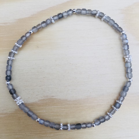 ab117-silber-facettierter-wuerfel-labradorit-ca-2-mm.jpg