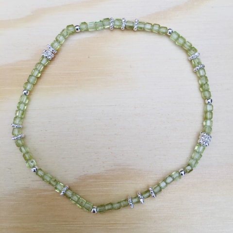 ab117-silber-facettierter-wuerfel-peridot-ca-2-mm.jpg