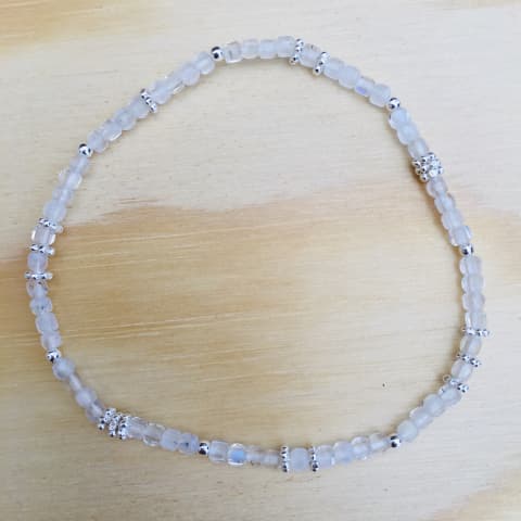 ab117-silber-facettierter-wuerfel-regenbogen-mondstein-ca-2-mm.jpg