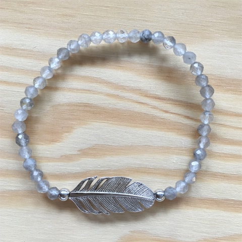 ab47-facettierter-silberquarz-4-mm-feder-silber.jpg