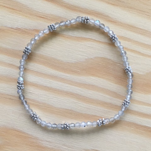 ab67-facettierter-labradorit-3-mm-silber-rhodiniert.jpg