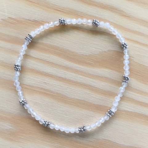 ab67-facettierter-regenbogen-mondstein-3-mm-silber-rhodiniert.jpg