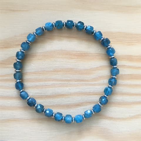 ab74-facettierte-wuerfel-apatit-ca-4-mm-silber-rhodiniert.jpg