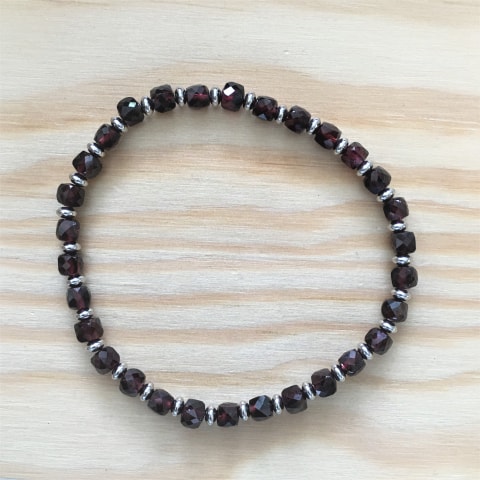 ab74-facettierte-wuerfel-granat-ca-4-mm-silber-rhodiniert.jpg