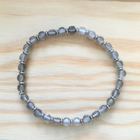 ab74-facettierte-wuerfel-grauer-mondstein-ca-4-mm-silber-rhodiniert.jpg