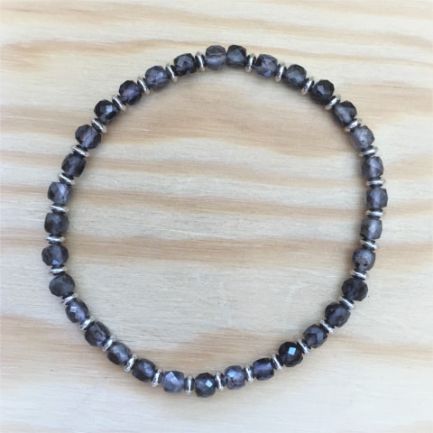 ab74-facettierte-wuerfel-iolith-ca-4-mm-silber-rhodiniert.jpg