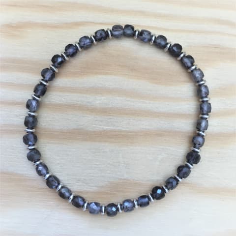 ab74-facettierte-wuerfel-iolith-ca-4-mm-silber-rhodiniert.jpg