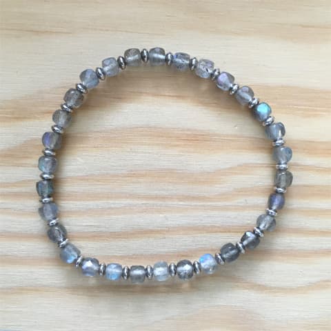 ab74-facettierte-wuerfel-labradorit-ca-4-mm-silber-rhodiniert.jpg