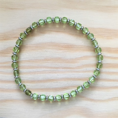 ab74-facettierte-wuerfel-peridot-ca-4-mm-silber-rhodiniert.jpg