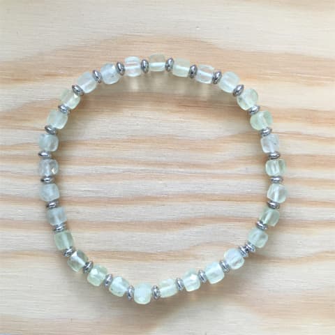 ab74-facettierte-wuerfel-prehnit-ca-4-mm-silber-rhodiniert.jpg