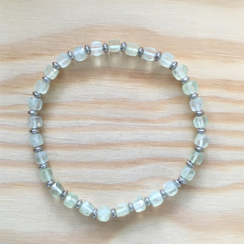 ab74-facettierte-wuerfel-prehnit-ca-4-mm-silber-rhodiniert.jpg