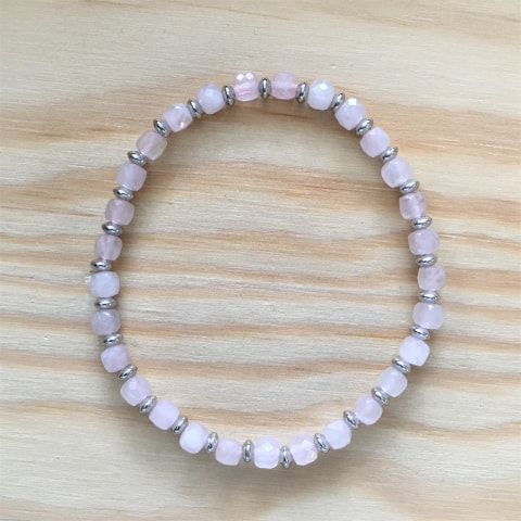 ab74-facettierte-wuerfel-rosenquarz-ca-4-mm-silber-rhodiniert.jpg