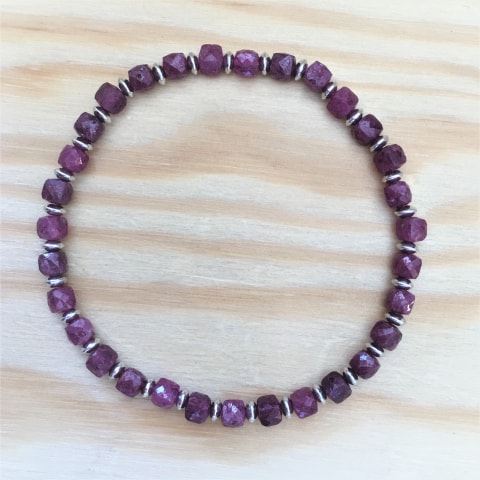 ab74-facettierte-wuerfel-rubin-ca-4-mm-silber-rhodiniert.jpg