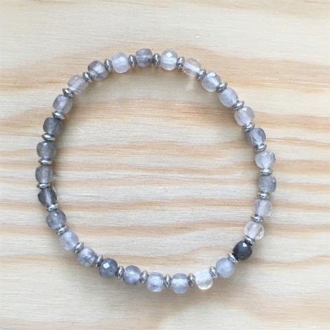 ab74-facettierte-wuerfel-silberquarz-ca-4-mm-silber-rhodiniert.jpg