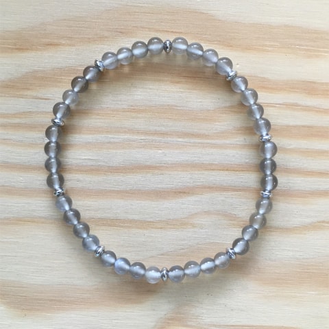 ab77-grauer-mondstein-4-mm-silber-rhodiniert.jpg