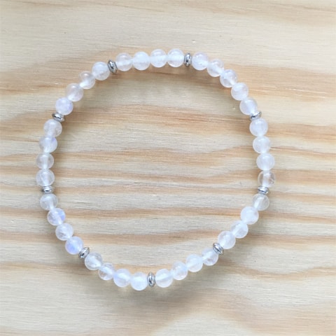 ab77-regenbogen-mondstein-4-mm-silber-rhodiniert.jpg