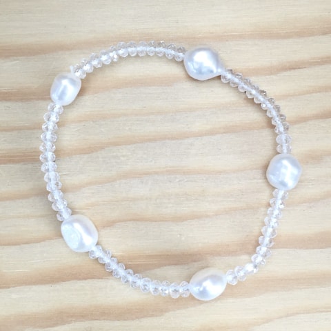 abe17-elast-armband-facettierte-linsen-bergkristall-suesswasserperlen-weiss.jpg