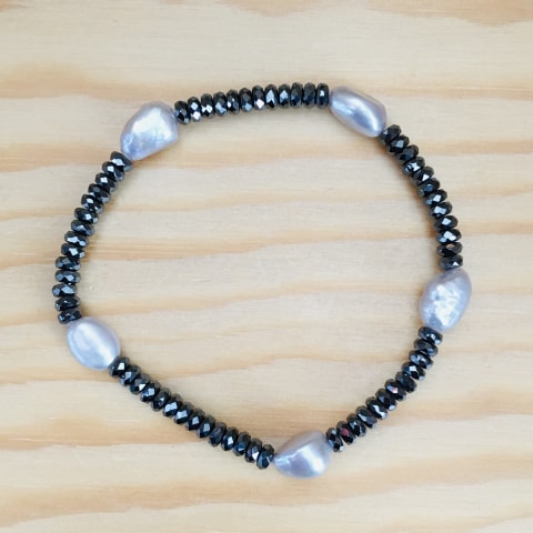 abe17-elast-armband-facettierte-linsen-haematit-suesswasserperlen-hellgrau.jpg