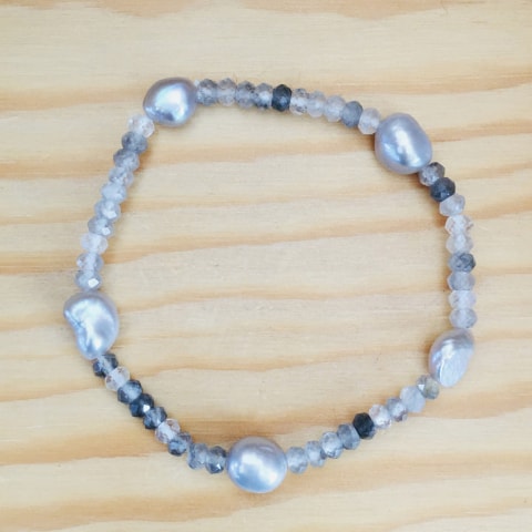 abe17-elast-armband-facettierte-linsen-silberquarz-suesswasserperlen-hellgrau.jpg