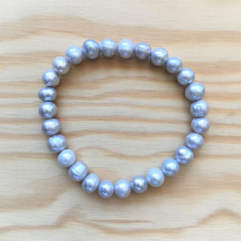 abp11-suesswasserperle-hellgrau-elast-armband-ca-8-mm.jpg