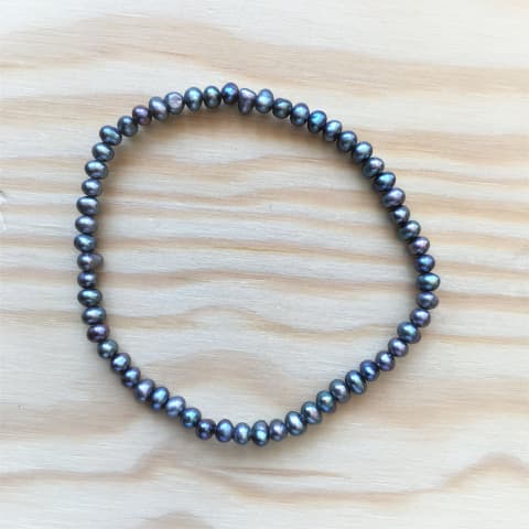 abp12-suesswasserperle-dunkelgrau-elast-armband-ca-4-mm.jpg