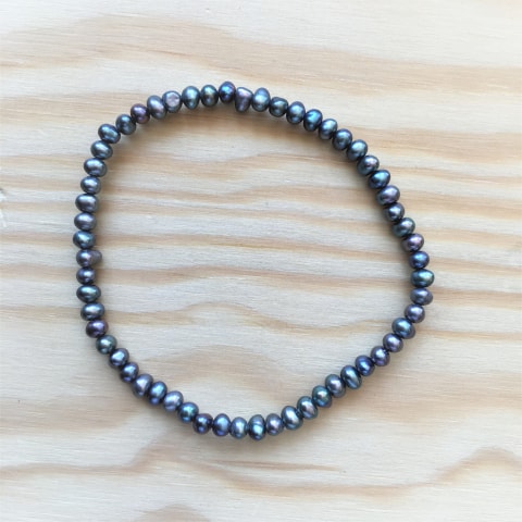 abp12-suesswasserperle-dunkelgrau-elast-armband-ca-4-mm.jpg