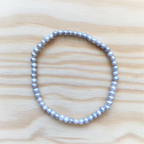 abp12-suesswasserperle-hellgrau-elast-armband-ca-4-mm.jpg