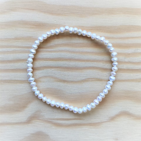 abp12-suesswasserperle-weiss-elast-armband-ca-4-mm.jpg
