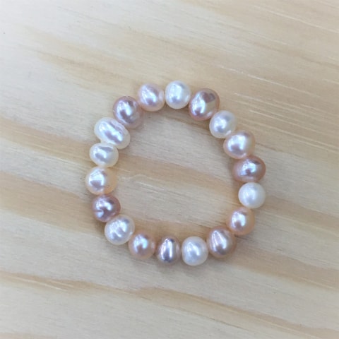 elast-fingerring-suesswasserperle-weiss-rosa-ca-3-mm.jpg
