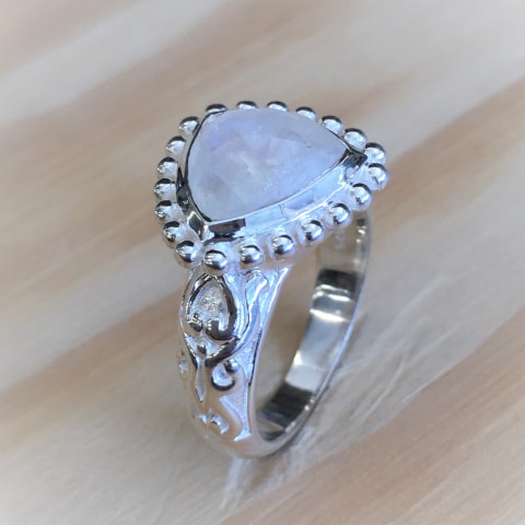 r100-facettierter-regenbogen-mondstein-15×15-mm.jpg