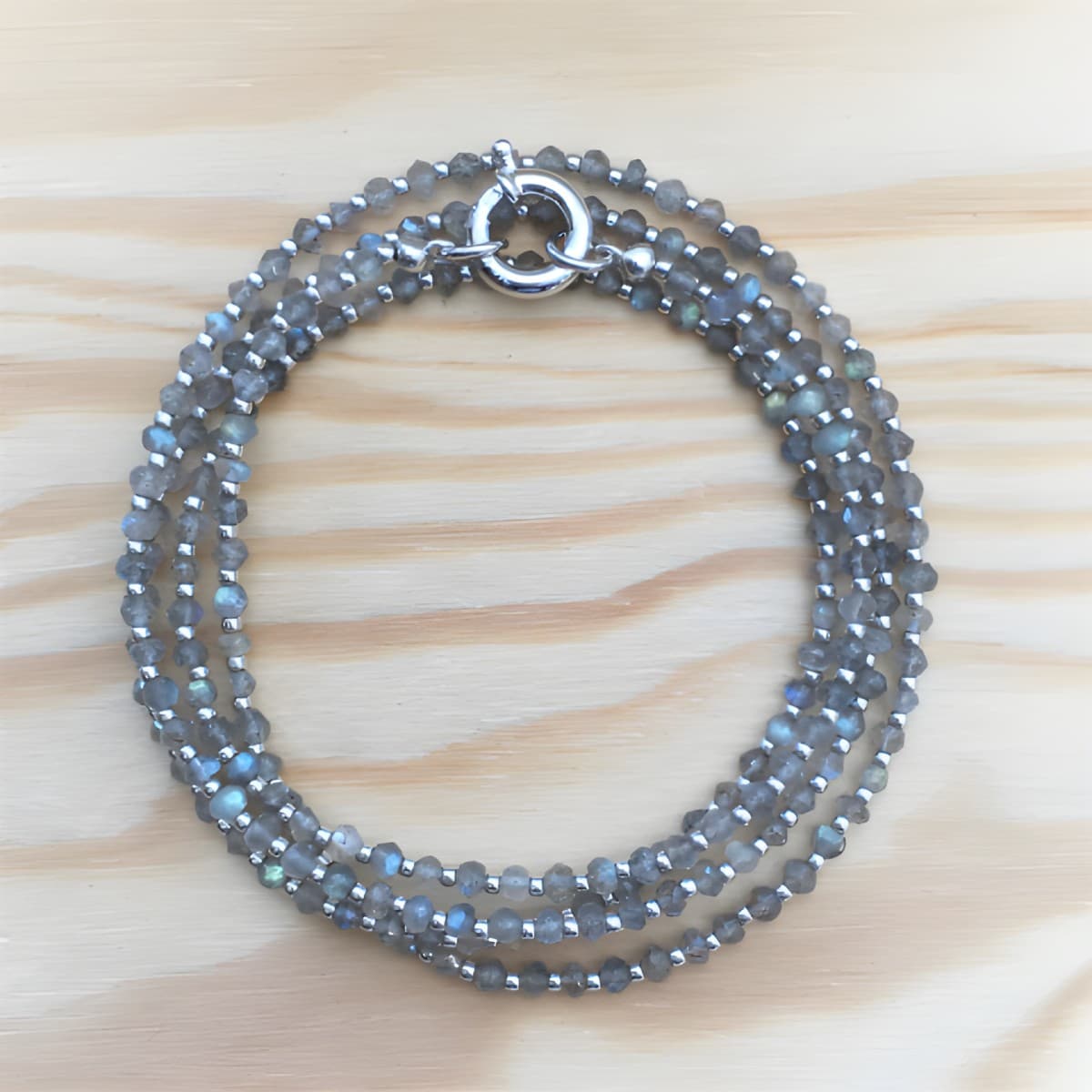 es11-facettierter-labradorit-4-mm-silber-rhodiniert-85-cm.jpg