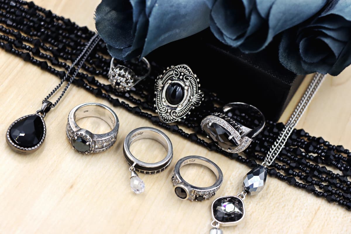 Silberschmuck läuft an: Ursachen, Hausmittel und Grenzen